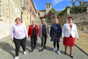 Paula Granado, Teresa Fraile, Piedad Primo, Vanessa Burón y Henar Villorejo, integrantes de la única lista completa de mujeres, en Villabáñez.-J.M. LOSTAU