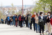 Colas de personas esperando la vacuna a las puertas del Auditorio Miguel Delibes.- J. M. LOSTAU