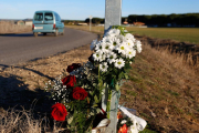 Flores al lado de la cuneta de la carretera de acceso a Traspinedo, en la que apareció el cuerpo de Esther. J. M. LOSTAU