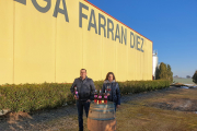 Julio y Conchi Farrán, junto a las instalaciones de la Bodega Farrán Díez, en Cubillas de Santa Marta. E.M.