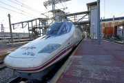 Un tren de alta velocidad en la Estación Campo Grande de Valladolid.