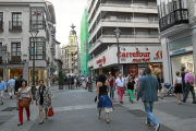 La gente pasea por la calle Santiago de Valladolid.