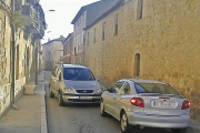 Dos coches coinciden en un tramo estrecho de la travesía de Castromonte.-A.C.