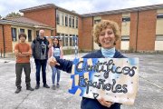 Bárbara de Aymerich en el patio de las instalaciones de la iniciativa rural de Espinosa de los Monteros. Tras ella el resto de profesores de Espiciencia.-
