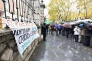 Concentración de los vecinos de Delicias frente a la Consejería de Sanidad para pedir la reapertura del Centro de Especialidades.-N. MONGIL / PHOTOGENIC