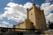 Vista exterior del castillo de Fuensaldaña, con la torre del homenaje en primer plano.-E.M