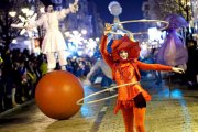 Prestidigitadores recorren las calles durante un desfile nocturno en una pasada edición del carnaval.-EL MUNDO