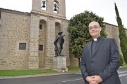 Jorge Zazo, ante la escultura de Teresa de Jesús, situada en el exterior del Monasterio de la Encarnación de Ávila, donde la Santa permaneció buena parte de su vida religiosa, y del que salió para desarrollar su reforma carmelita.-
