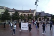 Concentración de protesta en Pedrajas, horas antes del confinamiento decretado ayer por la Junta. MIGUEL ÁNGEL SANTOS