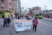 Los vecinos de Delicias se manifiestan para la reapertura del Centro de Especialidades. EL MUNDO