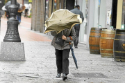 Una mujer se protege del viento. | E.M.