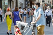 Gente paseando por la calle Santiago de Valladolid. -JUAN MIGUEL LOSTAU