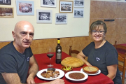 Víctor y Beatriz en una de las mesas del comedor de La Cantinilla con algunos de los platos de su oferta. /