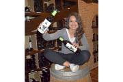 Ana Carazo, con los vinos que representan el proyecto enológico que ha puesto en marcha en el pueblo de sus antepasados.-ARGICOMUNICACIÓN