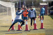 Chica, en primer plano, realiza un ejercicio combinado durante el entrenamiento del miércoles-José C. Castillo