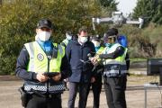 El alcalde Óscar Puente y el concejal Alberto Palomino presentan los drones de la Policía Municipal . / JUAN MIGUEL LOSTAU