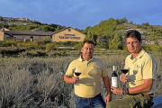Jorge Rodríguez e Isidoro Álvarez (derecha), ante el edificio de la bodega Mirat, la única ribereña del entorno de Langa de Duero.-ARGICOMUNICACIÓN