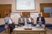 Javier Peña, Jesús Julio Carnero, José Antonio Vázquez Taín y Pablo Lago ayer, durante la presentación de la novela ‘El mar sin fondo’ en el Castillo de Fuensaldaña-MIGUEL ÁNGEL SANTOS