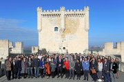 Foto de familia de los importadores chinos, miembros de la Cámara de Comercio y la Diputación, sobre la cubierta del Museo del Vino de Peñafiel, ayer.-EL MUNDO