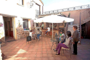 Una familia disfruta en el patio de un alojamiento rural de Castilla y León, en una imagen de archivo. PABLO REQUEJO