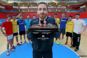 Fernando Hernández sopla las velas de su 42º cumpleaños en presencia de sus jugadores del equipo juvenil del BMAtlético Valladolid-J. M. LOSTAU