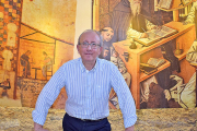 Fernando Regueras, en el Centro de Interpretación de los Beatos de Tábara (Zamora), ante el original ampliado, y una moderna adaptación pictórica del ‘scriptorium’, que hubo en ese mismo lugar hace un milenio.-ARGICOMUNICACIÓN