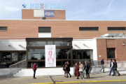 Hospital Comarcal de Medina del Campo ayer, con el lazo rosa de la AECC colgado en la entrada.-SANTIAGO