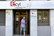 Un hombre saliendo de una oficina del ECYL. - E. M.