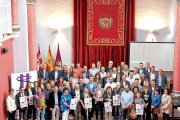 Alcaldes y concejales de los pueblos adheridos a la red ‘Hombres por la Igualdad’ junto al presidente de la Diputación, Conrado Íscar, ayer.-E.M