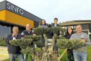 De izda. a dcha.: Miguel, Sergio, Daniela, Marcos, Pilar y Juan Antonio, todos ellos miembros de la familia,en el jardín de la bodega de Mucientes.-