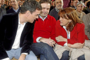 Pedro Sánchez, Tino Rodríguez y Soraya Rodríguez en el acto celebrado en León-B. Moreno