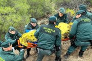 Agentes de la Guardia Civil desplazan a José Valdivieso en camilla, con síntomas de hipotermia, ayer.-GUARDIA CIVIL