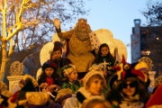 Gaspar saluda a los niños durante la cabalgata del año pasado.