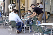 Un camarero atiende a los clientes en una terraza de la calle Ferrari de Valladolid.- J. M. LOSTAU