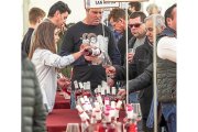 Asistentes a la Feria del Primer Vino de Mucientes brindan con vinos de la DO Cigales.-MIGUEL ÁNGEL SANTOS