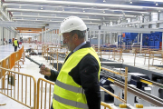 León de la Riva, durante su etapa de alcalde, durante una visita a los talleres de Renfe en Valladolid.-ICAL