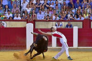 Pablo Martín ‘Guindi’, en el cartel de Sieteiglesias, esquiva el toro en un anterior concurso de cortes.-E. M.