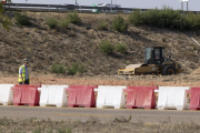 Obras en la rotonda de la entrada de La Cistérniga y salida hacia la A-11 en Valladolid.- PHOTOGENIC/ CARLOS LLORENTE