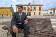 El alcalde de Santibáñez de Valcorba, Manuel Fernández González, con su smartphone en uno de los puntos donde instalarán el punto wifi gratuito.-PABLO REQUEJO (PHOTOGENIC)