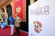 El presidente de la Diputación, Jesús Julio Carnero, y el director del festival, Álex Rodríguez, tras la presentación del Festival de Teatro Alternativo Fetal 2015 que se celebra en la localidad vallisoletana de Urones de Castroponce-ICAL