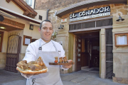 Luis Alberto con dos interpretaciones del Ajo Carretero a la puerta de su restaurante.-