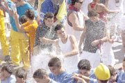 Algunos jóvenes se divierten en la fiesta del agua.-El Mundo