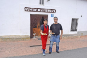 Mercedes y Juan Luis, condos de sus clásicos platos de huevos fritos frente a Venta Pinillos.-