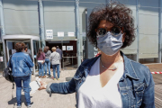 Una mujer posa a las puertas del auditorio Miguel Delibes de Valladolid al comenzar la vacunación de las personas de entre 50 y 59 años.- J. M. LOSTAU