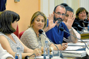 Germán Sáez Crespo levanta las manos hacia la bancada del Grupo popular en señal de protesta al lado de la alcaldesa, durante un Pleno municipal-Santiago G. Del Campo