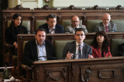 Óscar Puente y Pedro Herrero, en un momento del pleno de este lunes en el Ayuntamiento de Valladolid.-J. M. LOSTAU