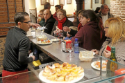 Varias personas degustan tapas del bar La Sepia en la calle Jesús. -E. M.