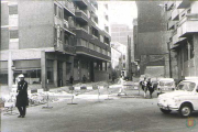 Calle Cervantes de Valladolid en obras con peatones y un agente de la policía municipal en 1970 - ARCHIVO MUNICIPAL DE VALLADOLID