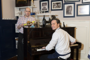 Carlos Díaz, sentado al piano, y Víctor Aranda, frente a algunas de las fotos que decoran el salón de El Continental, en Medina del Campo.