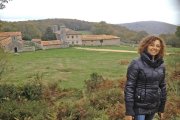 Gema Fernández, gerente del colectivo de criadores de ganado Hispano-Bretón de Burgos, ante la Cabaña de Monte Hijedo, en Santa Gadea de Alfoz, un paraje natural del norte de la provincia de Burgos donde habitan y pastan los potros de esta raza autóctona.-AGROCOMUNICACIÓN
